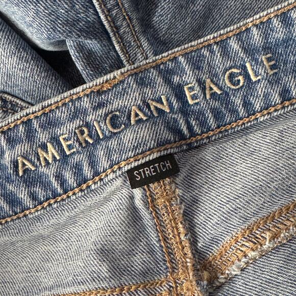 American Eagle SZ 4 LONG Mom Jeans Distressed / Rips Mid-Rise Zip-Fly Whiskered - Picture 9 of 12